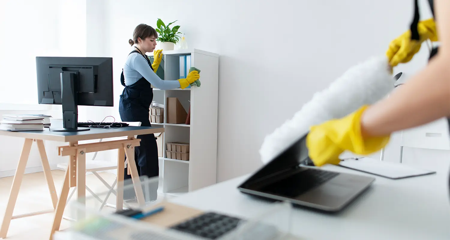 Professionelle Büroreinigung in Fürstenwalde – zwei Mitarbeiterinnen reinigen Schreibtische und Regale in einem modernen Büro